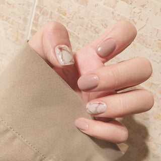 Light khaki smudge false nails - Phosgene